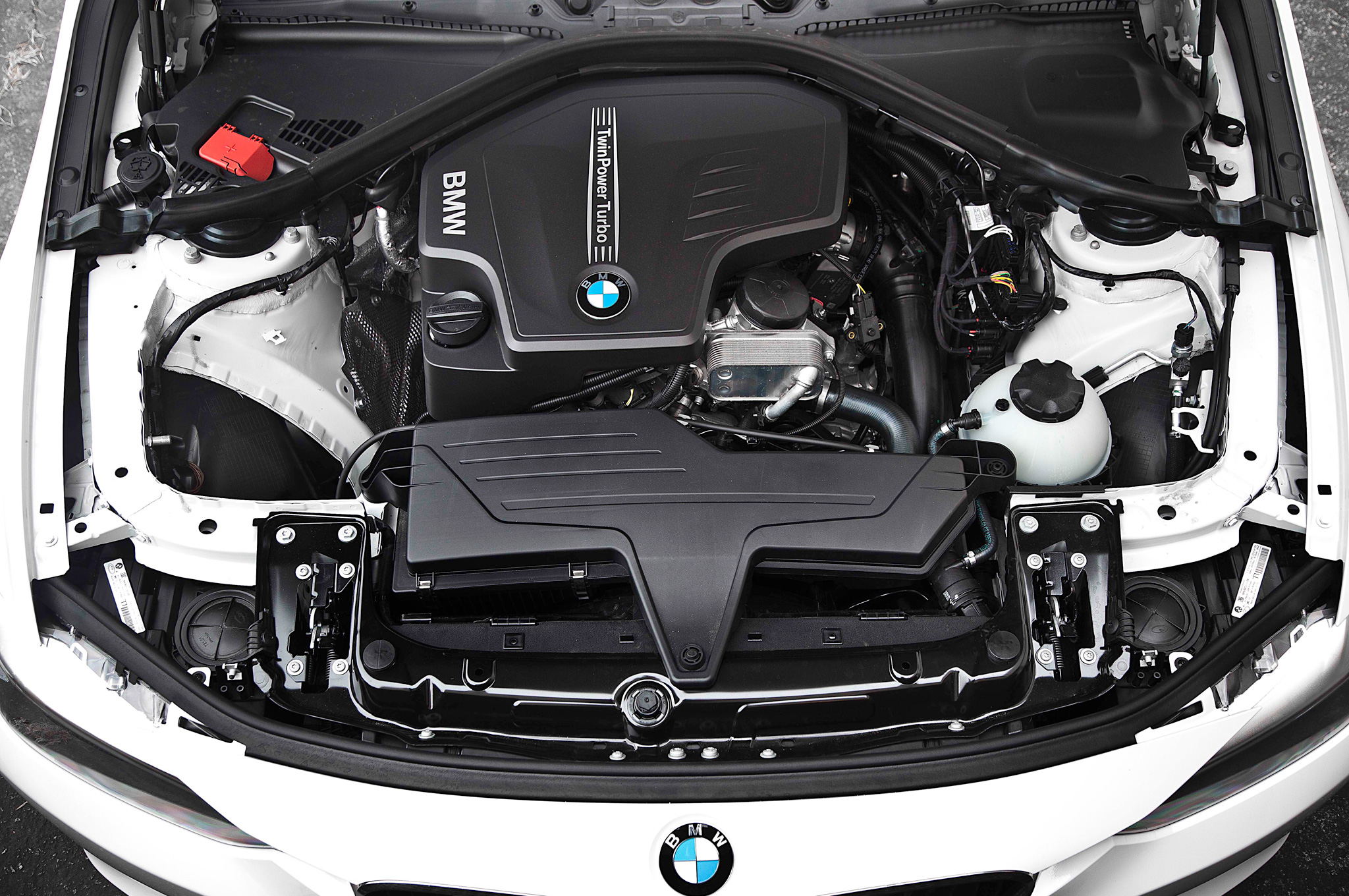 BMW f30 моторный отсек